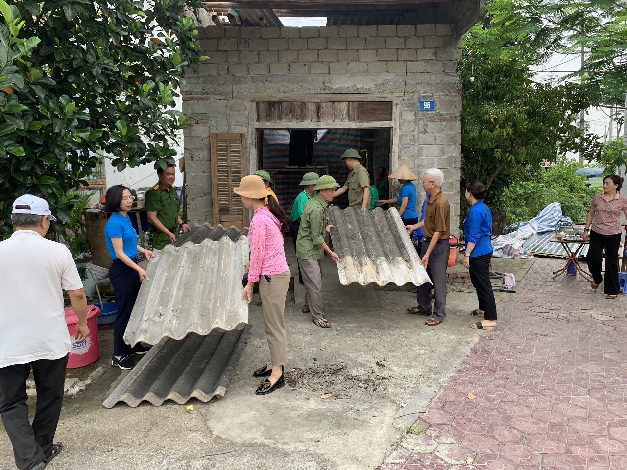 Uỷ ban MTTQ và các tổ chức chính trị - xã hội Phường Hưng Thành, thành phố Tuyên Quang giúp đỡ hộ nghèo sửa chữa nhà ở