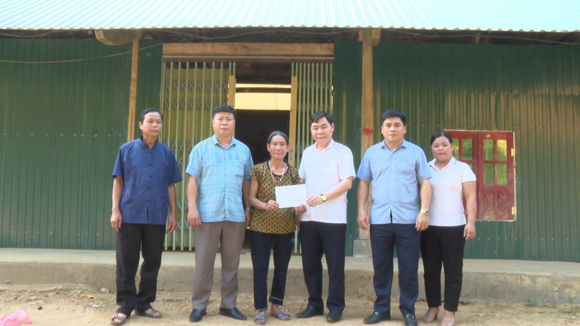 Ủy ban MTTQ huyện Chiêm Hóa trao tiền hỗ trợ cho hộ có hoàn cảnh khó khăn và hộ bị thiên tai sập nhà