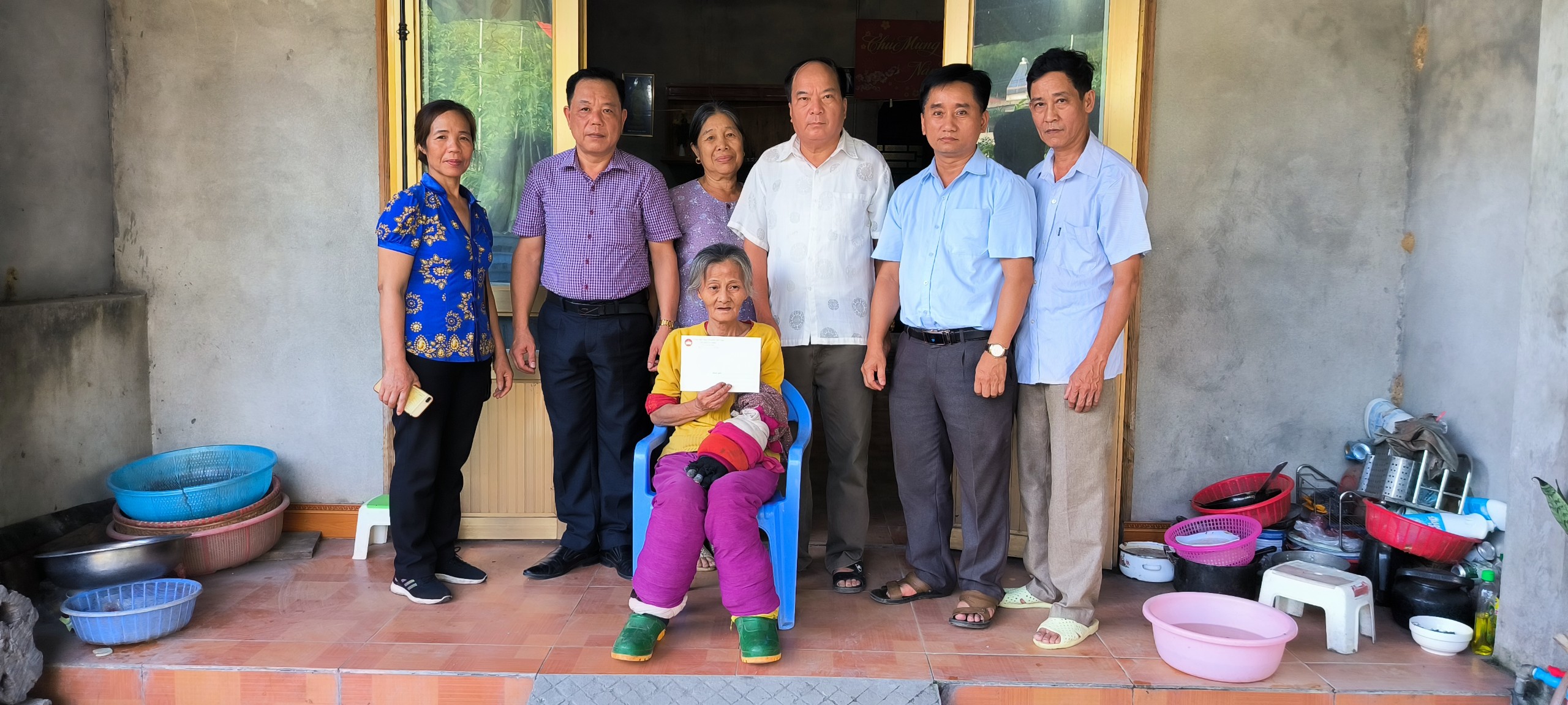 Ủy ban MTTQ thị trấn Na Hang hỗ trợ hộ nghèo sửa chữa nhà ở