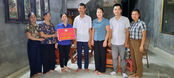 Hàm Yên: Ủy ban Mặt trận Tổ quốc thị trấn Tân Yên trao tiền hỗ trợ cho hộ nghèo làm nhà ở