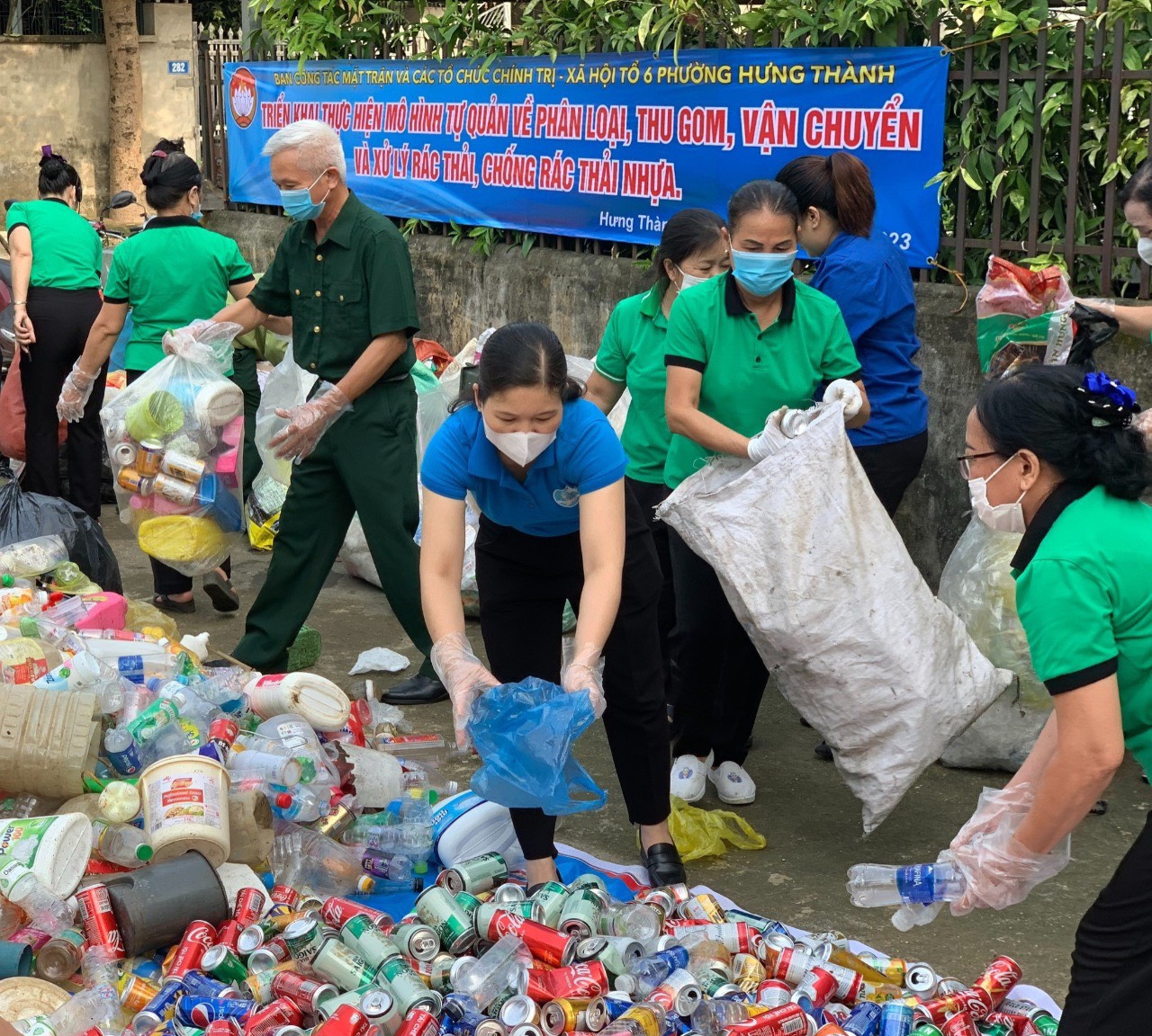 Mô hình tổ tự quản tổ dân phố 6 phường Hưng Thành, thành phố Tuyên Quang tổ chức hoạt động thu gom, phân loại, xử lý rác thải nhựa