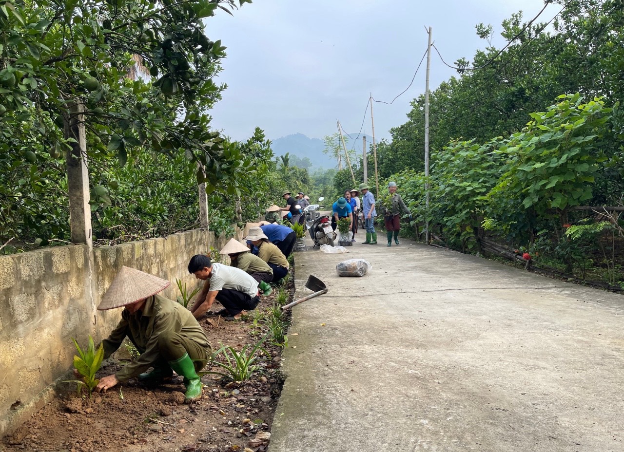 Ban Thường trực Uỷ ban MTTQ xã Trung Trực (Yên Sơn) cùng nhân dân trồng hoa và Cau trên tuyến đường tự quản tại thôn 5