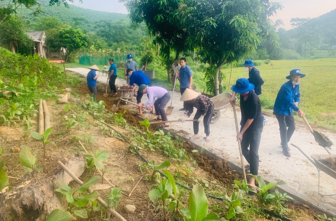 Yên Sơn: Ban Thường trực Ủy ban MTTQ xã Quý Quân phối hợp tham gia cùng nhân dân đắp lề đường