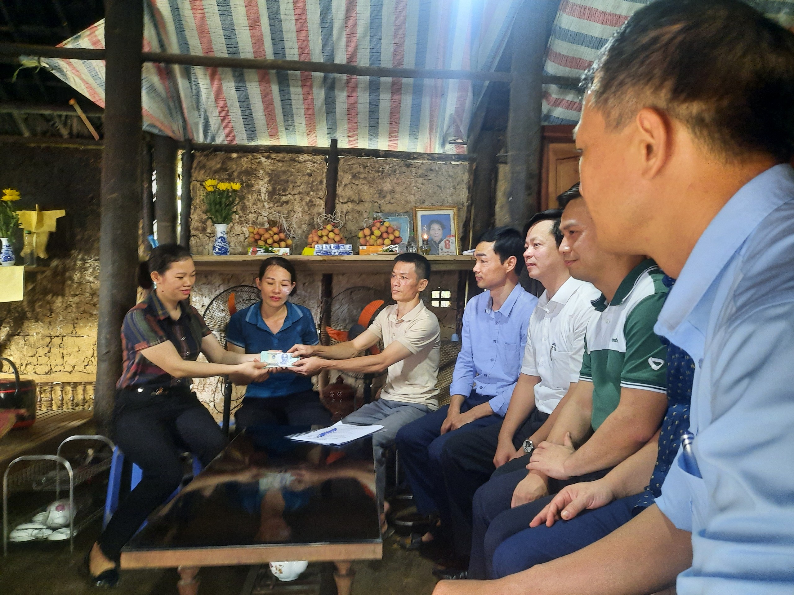 Yên Sơn: Ủy ban MTTQ xã Tứ Quận phối hợp tổ chức lễ khởi công làm nhà đại đoàn kết cho hộ nghèo