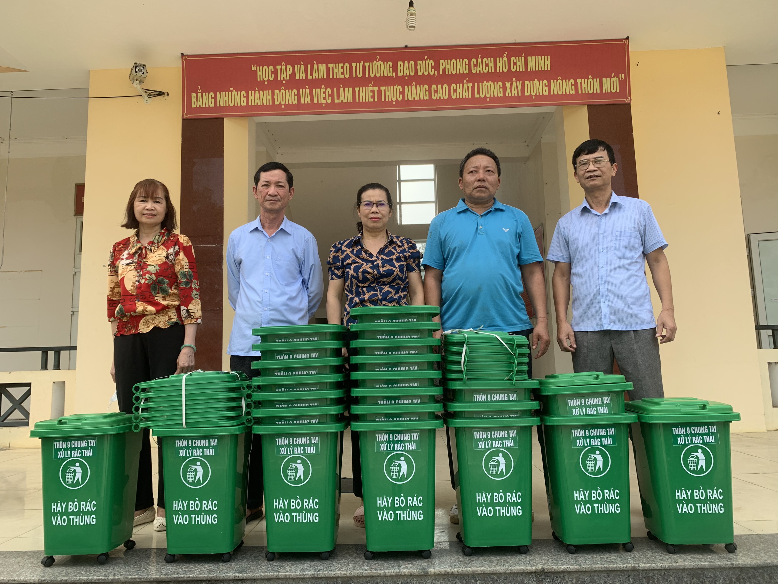 Uỷ ban MTTQ xã Lượng Vượng, thành phố Tuyên Quang bàn giao 300 thùng đựng rác cho các thôn trên địa bàn xã