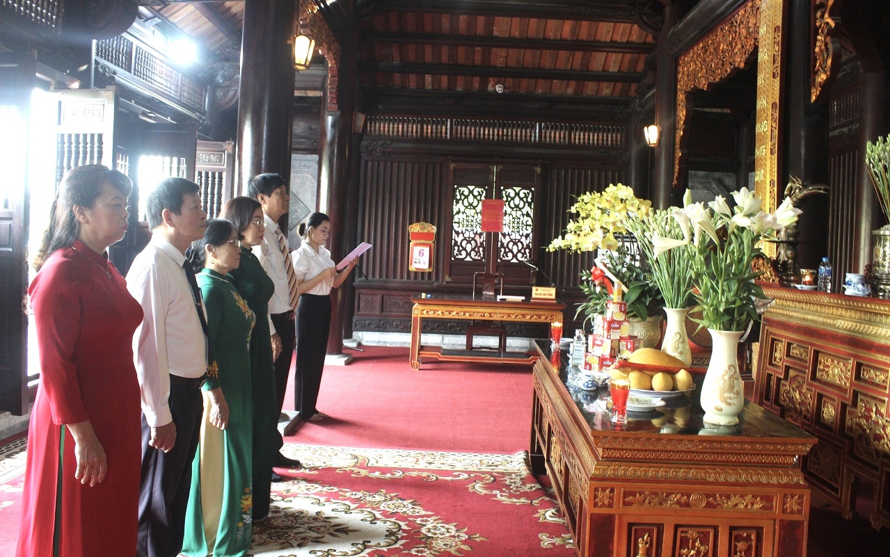 Ban Đại diện Hội người cao tuổi tỉnh Tuyên Quang dâng hương tại Đền thờ Chủ tịch Hồ Chí Minh