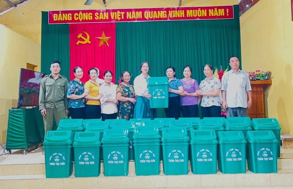 Yên Sơn: Ban Thường trực Ủy ban MTTQ xã Chiêu Yên phối hợp trao thùng rác cho tổ tự quản thôn Thọ Sơn