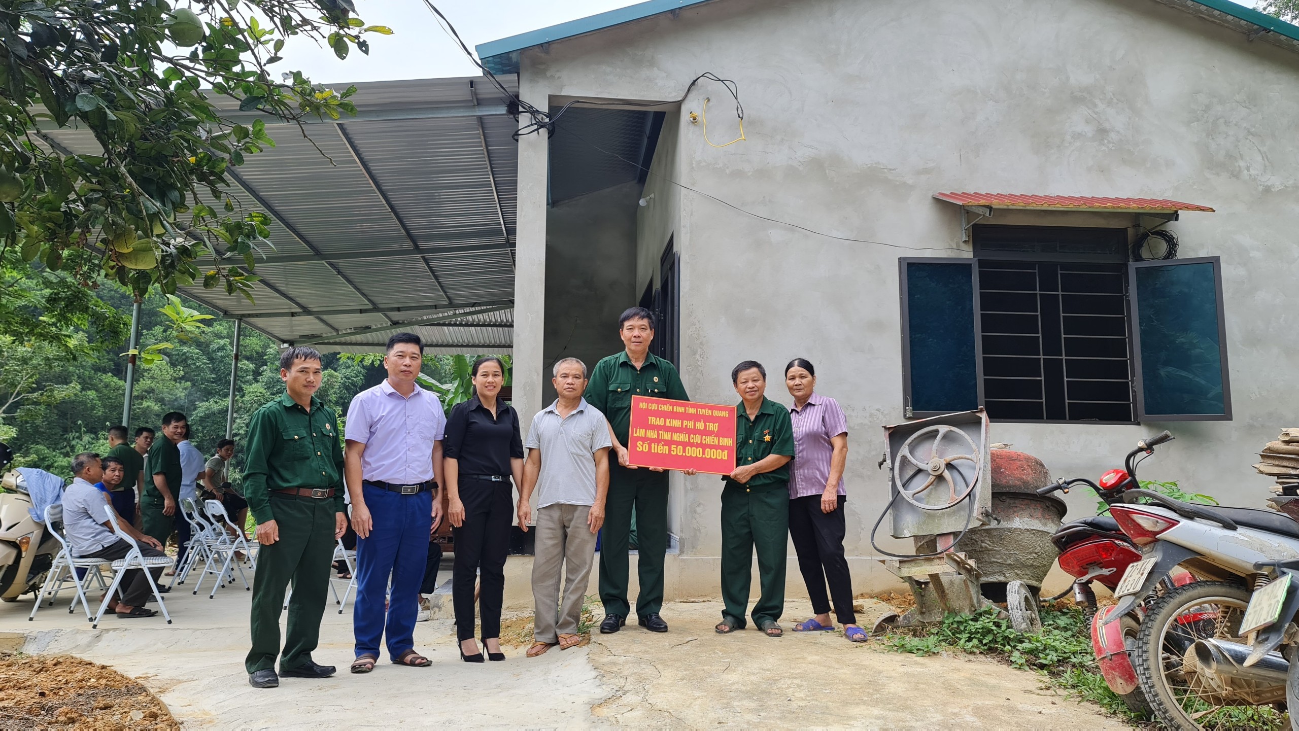 Hội Cựu chiến binh huyện Chiêm Hoá trao kinh phí của Hội Cựu chiến binh tỉnh hỗ trợ làm nhà nghĩa tình cựu chiến binh