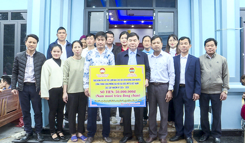 Ủy ban MTTQ huyện Chiêm Hóa phối hợp trao nhà Đại đoàn kết cho hộ nghèo xã Vinh Quang