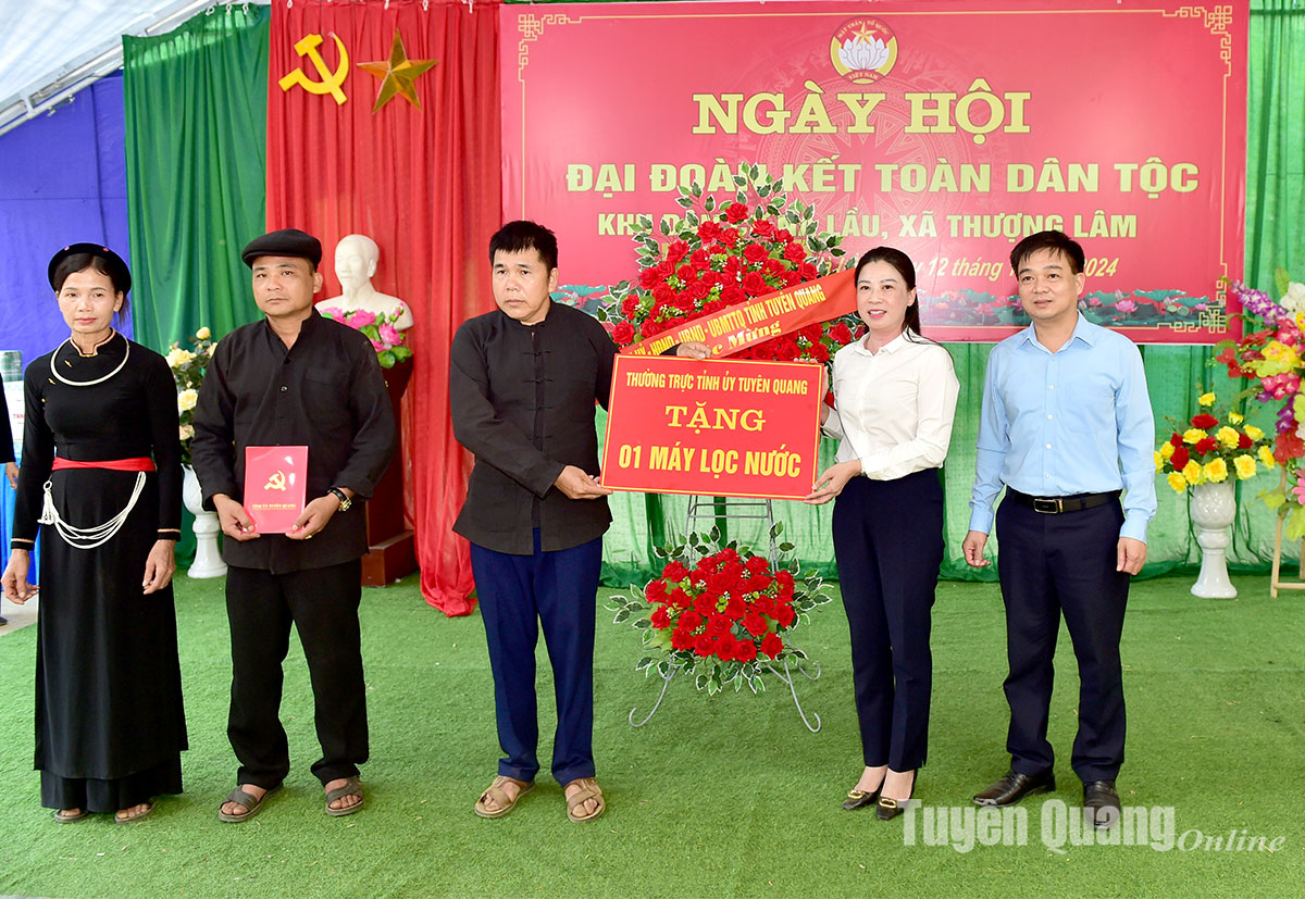 Phó Bí thư Thường trực Tỉnh ủy, Chủ tịch HĐND tỉnh Lê Thị Kim Dung dự Ngày hội Đại đoàn kết toàn dân tộc tại Lâm Bình