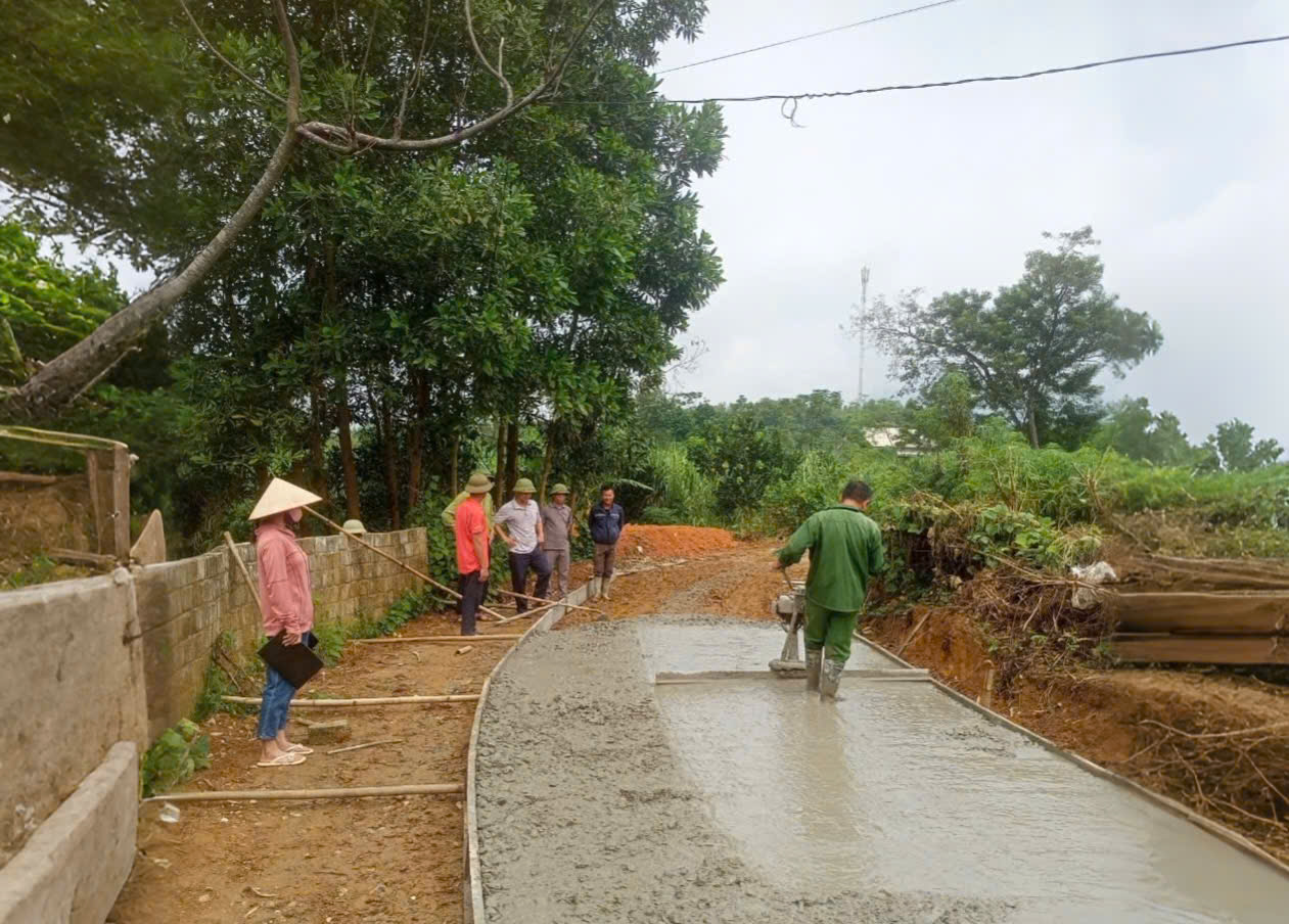 Sơn Dương: Ban thanh tra nhân dân xã Chi Thiết giám sát việc thi công xây dựng tuyến đường bê tông trên địa bàn xã