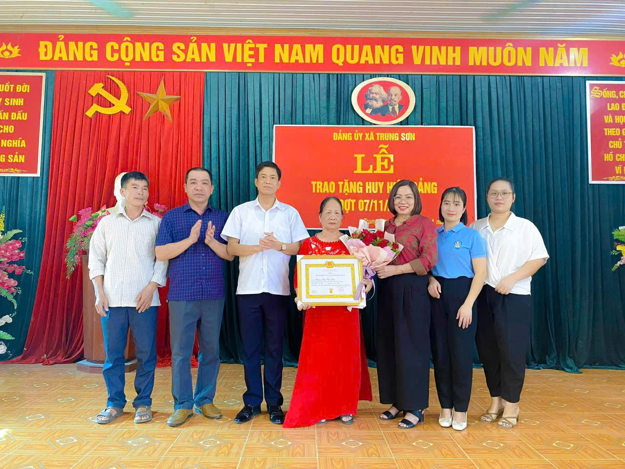 Phó Chủ tịch Ủy ban MTTQ Việt Nam tỉnh Tăng Thị Dương trao Huy hiệu 60 năm tuổi Đảng cho đảng viên tại xã Trung Sơn