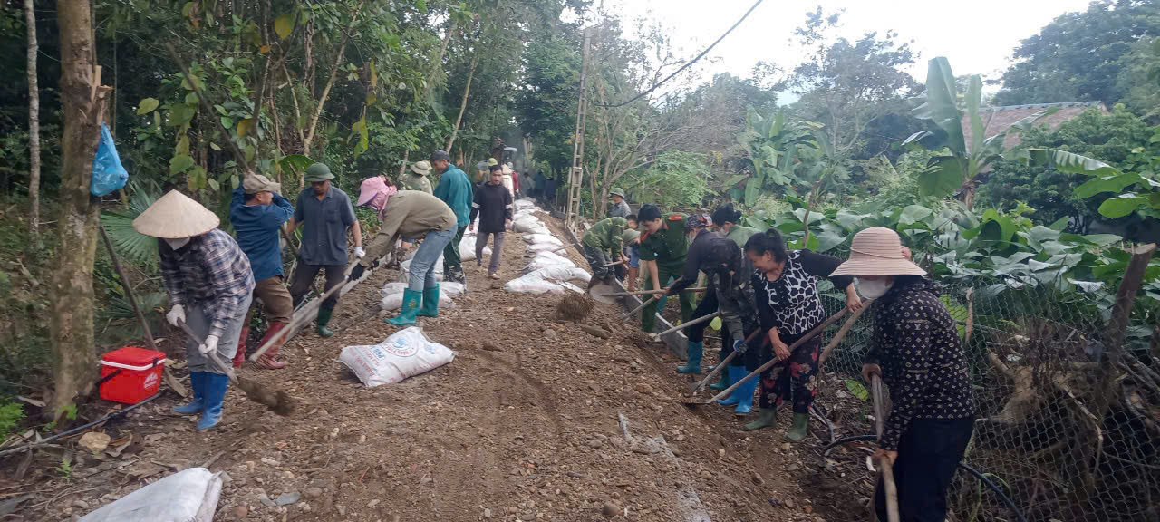 Lâm Bình: Uỷ ban MTTQ xã Thổ Bình vận động nhân dân đóng góp kinh phí, hiến đất làm đường bê tông nông thôn