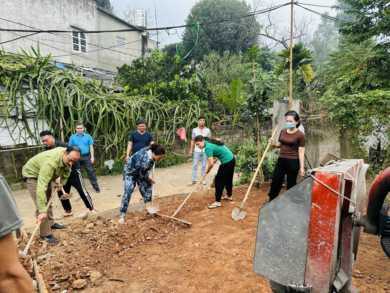 Chiêm Hóa: Ban Thường trực Ủy ban MTTQ thị trấn Vĩnh Lộc  vận động hỗ trợ hộ nghèo làm sân bê tông