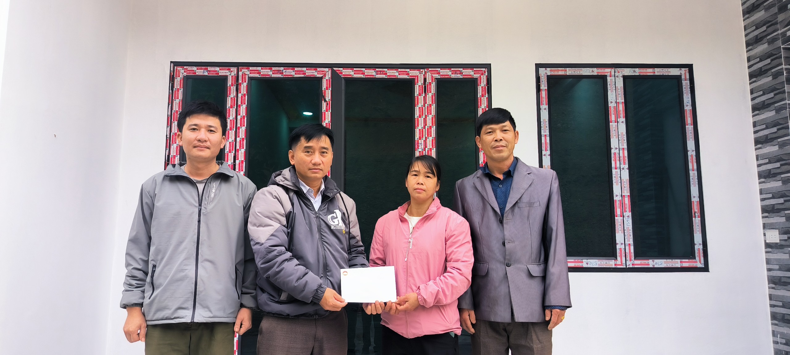 Ủy ban MTTQ thị trấn Na Hang quan tâm chăm lo các hộ gia đình có hoàn cảnh khó khăn làm nhà ở mới