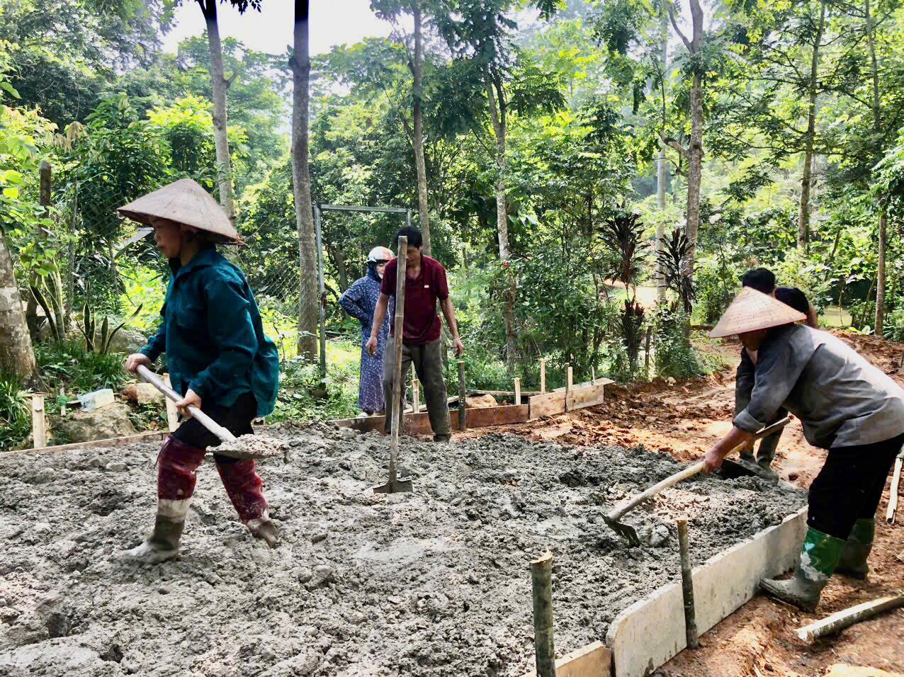 Chiêm Hóa: Ban giám sát đầu tư cộng đồng xã Tri Phú giám sát công trình làm đường bê tông nông thôn