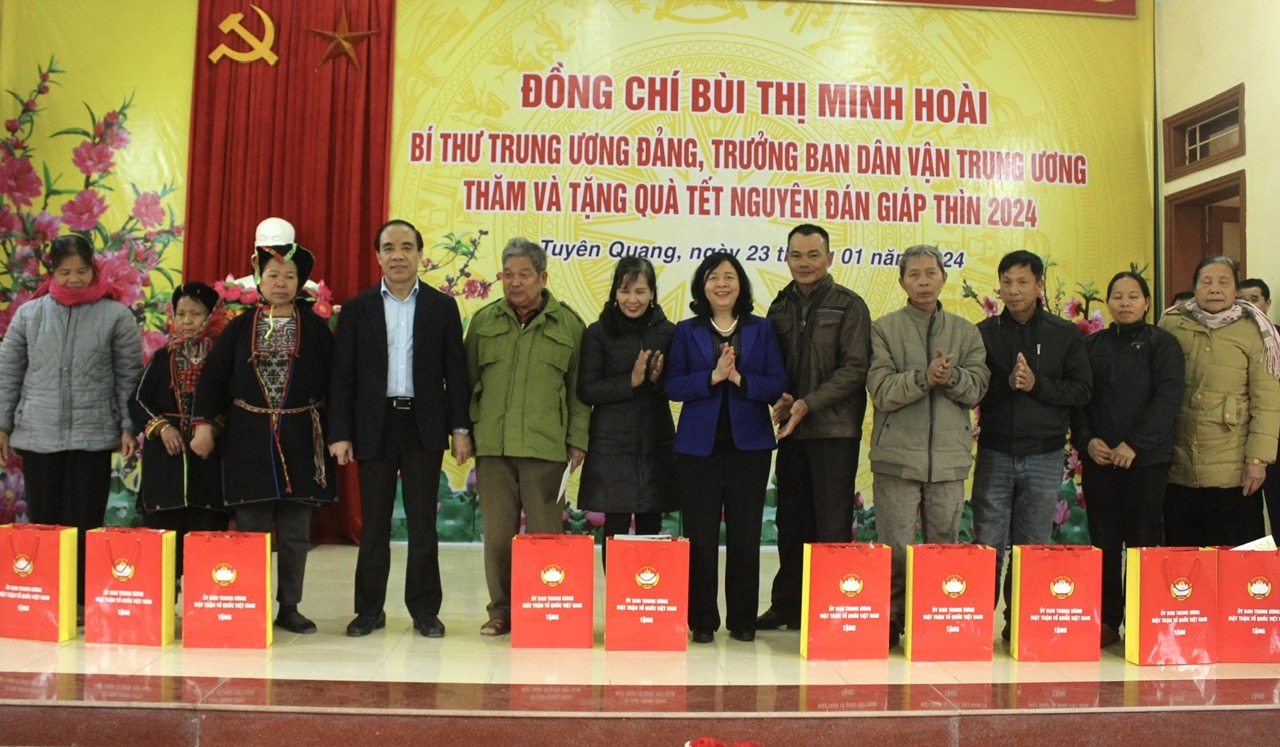 Đồng chí Bùi Thị Minh Hoài, Bí thư Trung ương Đảng, Trưởng Ban Dân vận Trung ương thăm, tặng quà Tết các gia đình chính sách, hộ nghèo và công nhân lao động có hoàn cảnh khó khăn trên địa bàn tỉnh Tuyên Quang