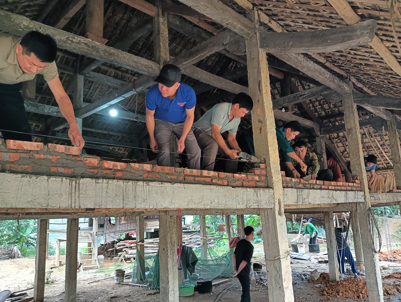 Ban Thường trực Ủy ban MTTQ xã Chân Sơn (Yên Sơn) giúp đỡ hộ nghèo sửa chữa nhà ở