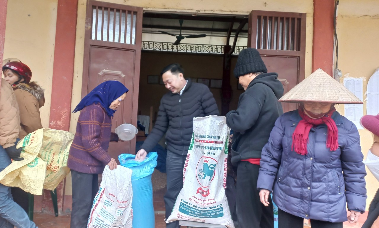 Ban Thường trực Ủy ban MTTQ xã Hùng Đức, huyện Hàm Yên giám sát việc thực hiện hộ trợ gạo cho các hộ dân có nguy cơ thiếu lương thực dịp Tết Nguyên đán Giáp Thìn năm 2024