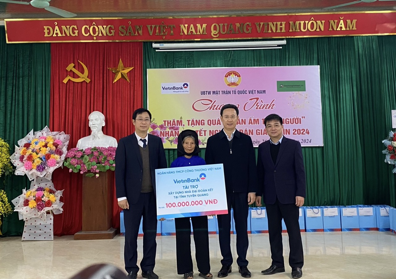 Chủ tịch Ủy ban MTTQ tỉnh Nguyễn Hưng Vượng thăm, tặng quà người cao tuổi, gia đình chính sách, hộ nghèo, hộ cận nghèo