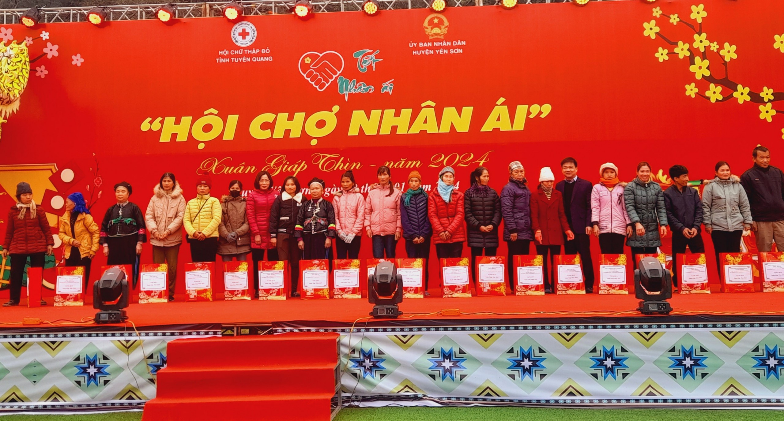 Lãnh đạo Ủy ban MTTQ tỉnh Tuyên Quang tặng quà cho các hộ gia đình nghèo, hộ có hoàn cảnh khó khăn tại “Hội chợ nhân ái”