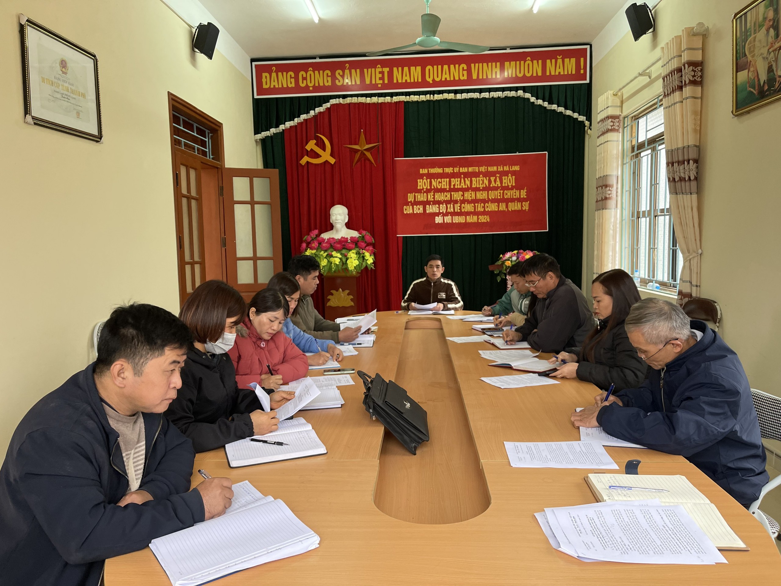 Ủy ban MTTQ xã Hà Lang (Chiêm Hoá) tổ chức hội nghị phản biện xã hội dự thảo kế hoạch về công tác công an, quân sự năm 2024