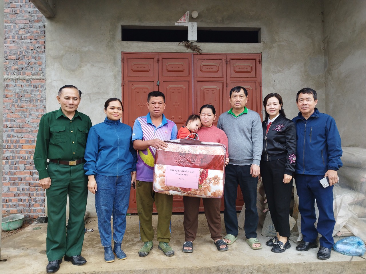 Ủy ban MTTQ và các tổ chức chính trị - xã hội thành phố Tuyên Quang phối hợp giúp đỡ hộ nghèo phát dọn vườn để trồng Chanh