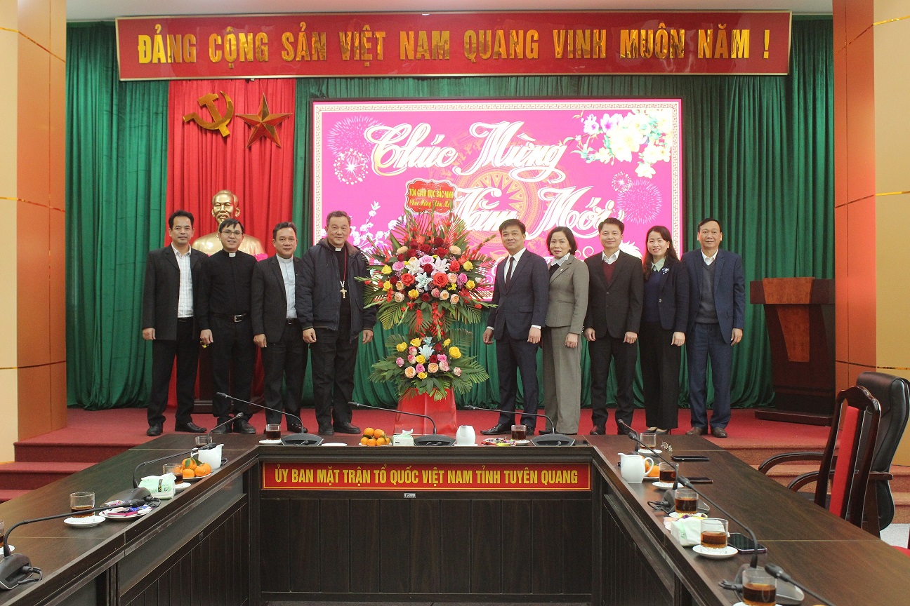 Giám mục Chính tòa Giáo phận Bắc Ninh và các chức sắc, chức việc của Giáo phận Bắc Ninh trên địa bàn tỉnh Tuyên Quang thăm, chúc Tết Ủy ban MTTQ tỉnh
