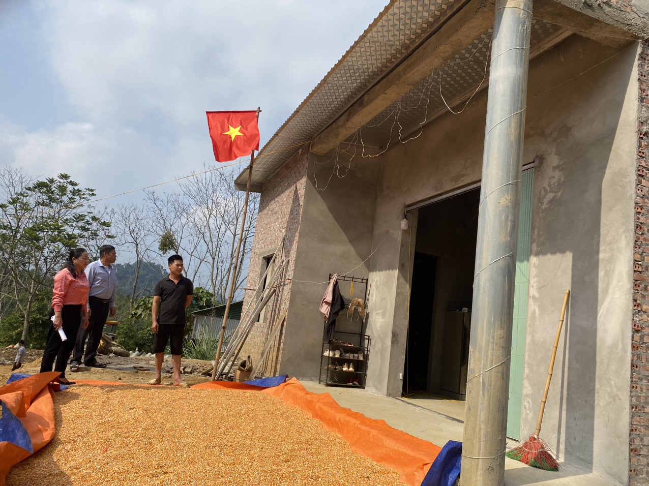 Ủy ban MTTQ huyện Na Hang nghiệm thu công trình trước khi giải ngân hỗ trợ kinh phí làm nhà cho hộ nghèo tại xã Sơn Phú