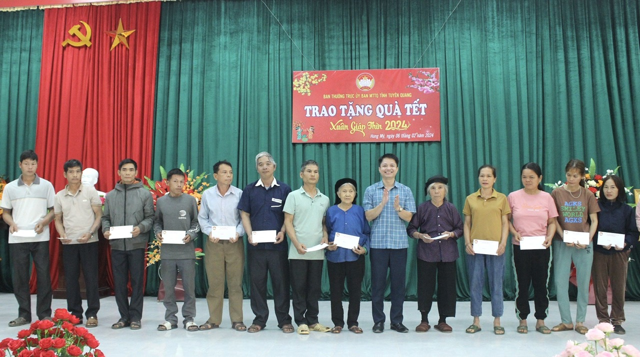 Lãnh đạo Uỷ ban MTTQ tỉnh trao quà tết tại huyện Chiêm Hoá, Na Hang, Lâm Bình