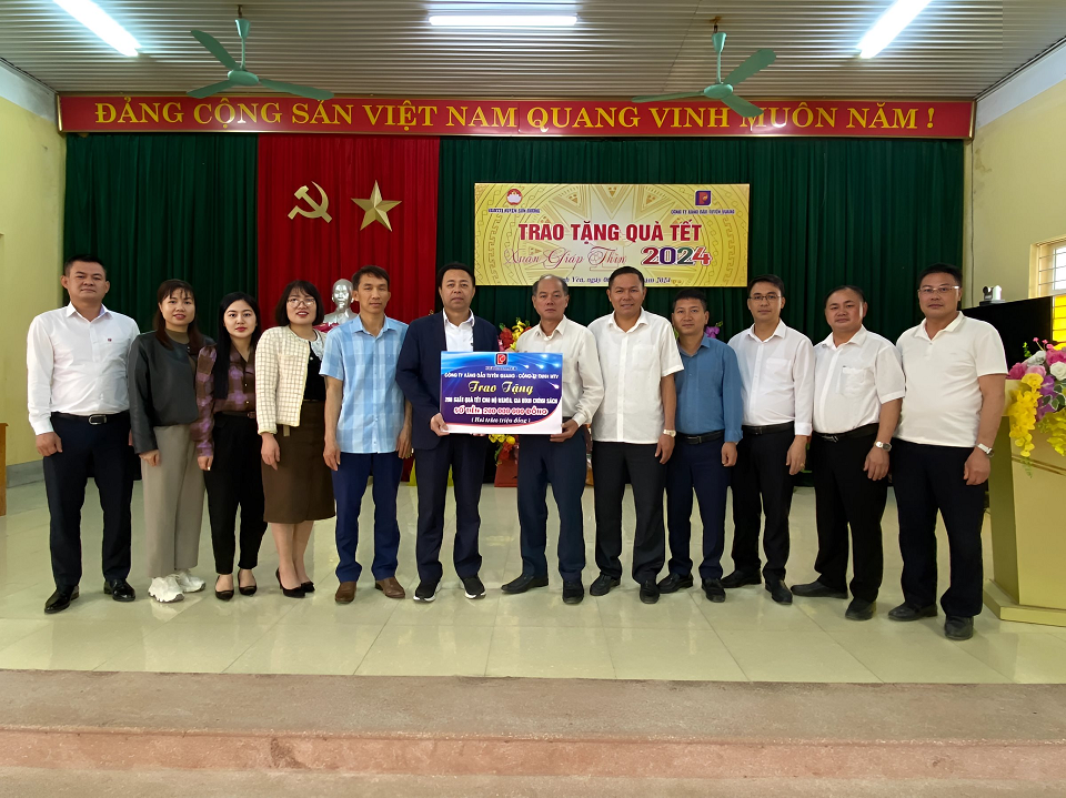 Tặng quà Tết cho hộ nghèo, gia đình chính sách tại Tuyên Quang