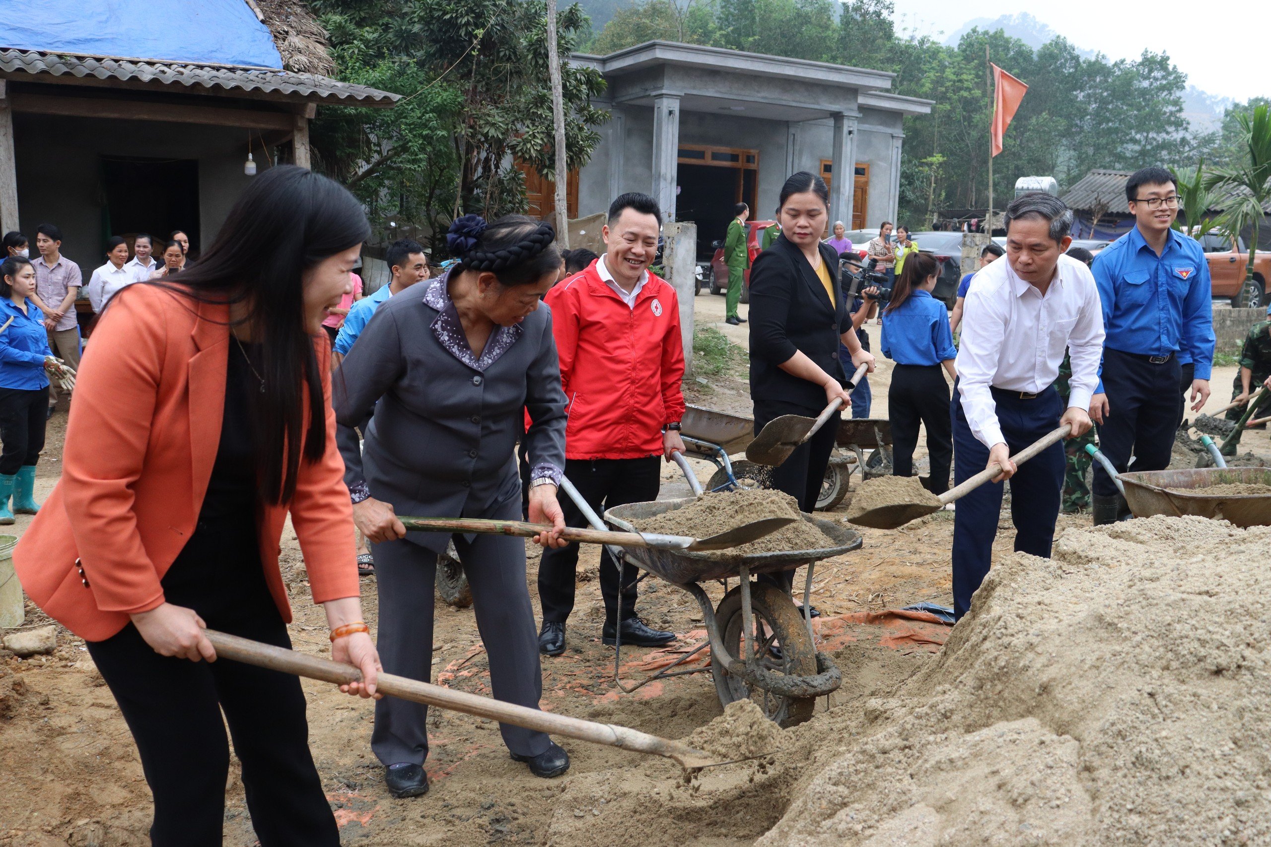 Khởi công xây dựng nhà đại đoàn kết cho các hộ có hoàn cảnh khó khăn tại xã Hùng Lợi, huyện Yên Sơn