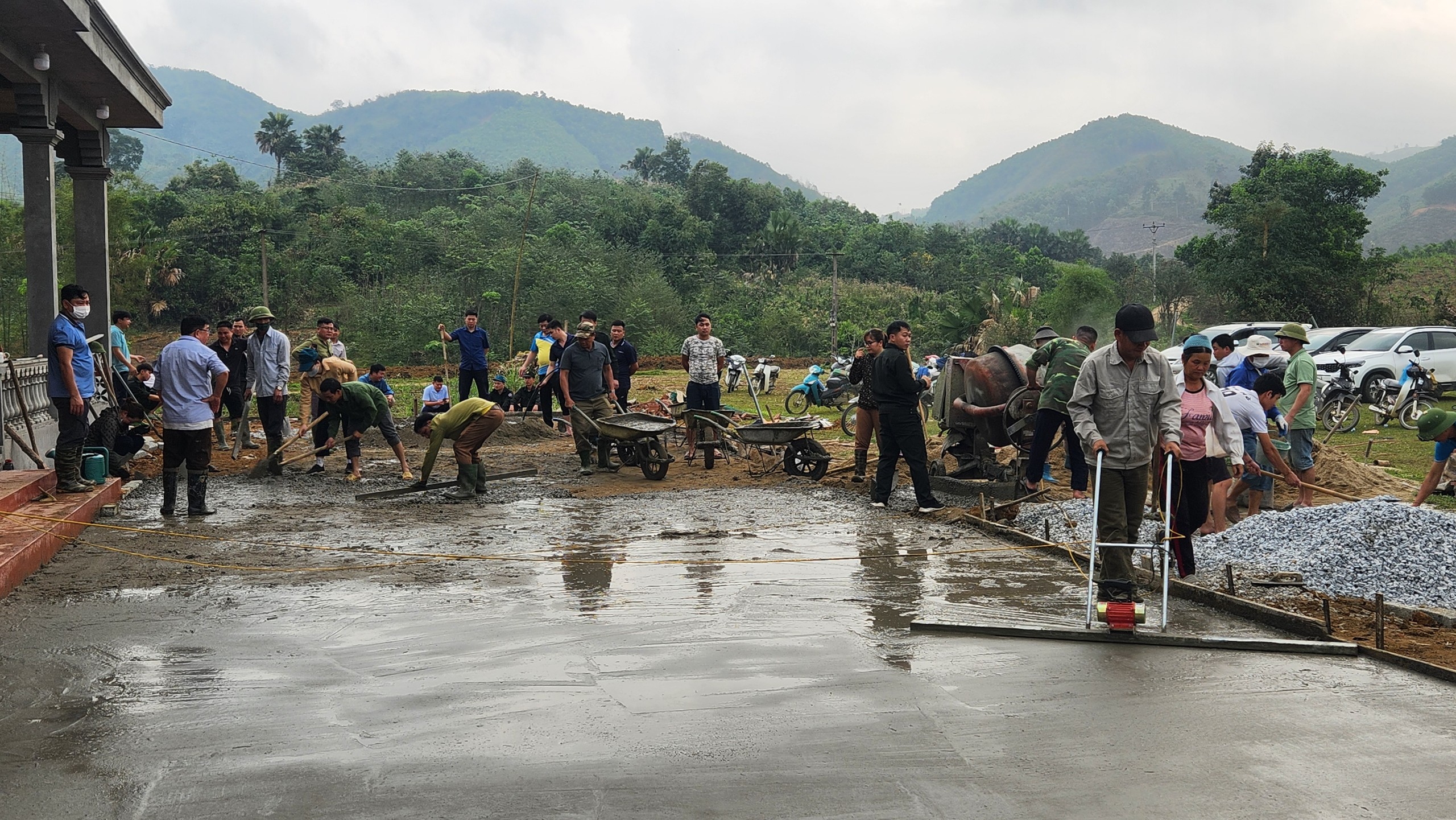 Ủy ban MTTQ huyện Lâm Bình phối hợp tham gia san gạt, đổ bê tông sân nhà văn hóa thôn Nà Chúc