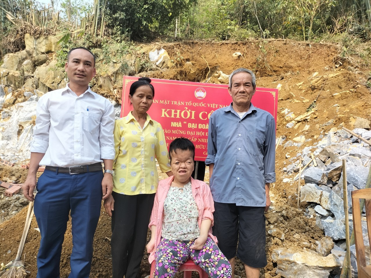 Uỷ ban MTTQ xã Cấp Tiến (Sơn Dương) phối hợp khởi công xây dựng nhà đại đoàn kết cho hộ nghèo