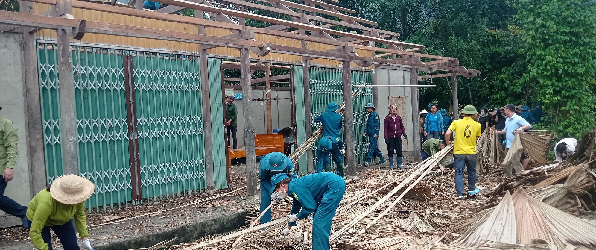 Ban Thường trực Ủy ban MTTQ xã Minh Quang, huyện Lâm Bình tham gia hoạt động cùng nhân dân ở cơ sở