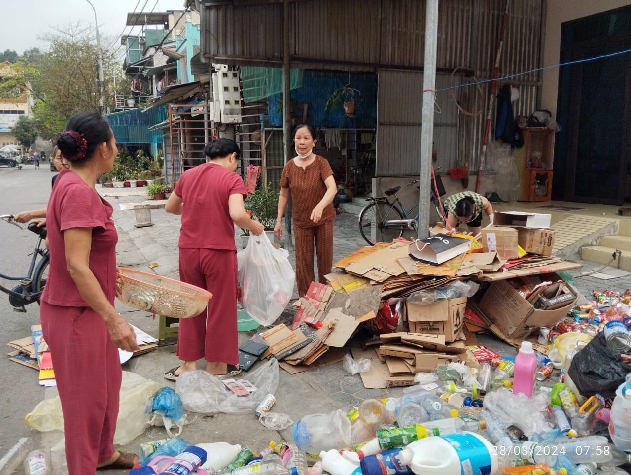 Uỷ ban MTTQ phường Minh Xuân, thành phố Tuyên Quang tổ chức phát động ra quân vệ sinh môi trường