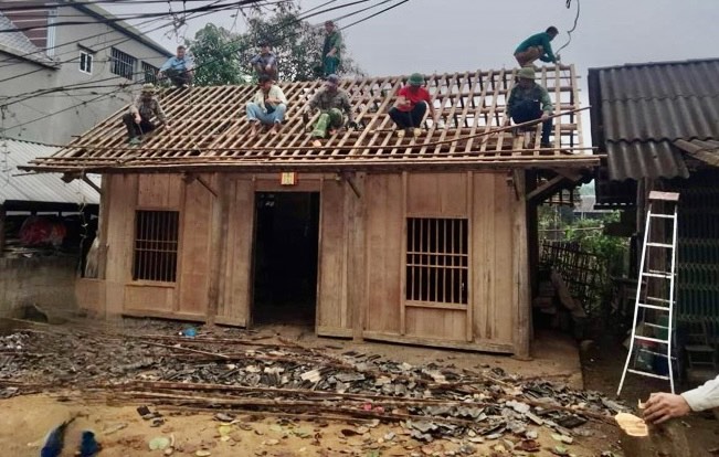 Chiêm Hóa: Ban công tác Mặt trận khu dân cư Tạng Khiếc, xã Phú Bình vận động nhân dân hỗ trợ hộ nghèo sửa nhà ở