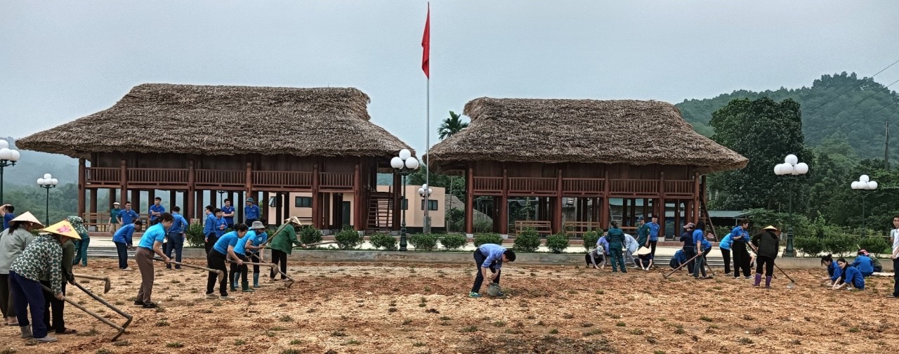 Ban Thường trực Ủy ban MTTQ xã Chân Sơn, huyện Yên Sơn tham gia hoạt động với nhân dân ở cơ sở