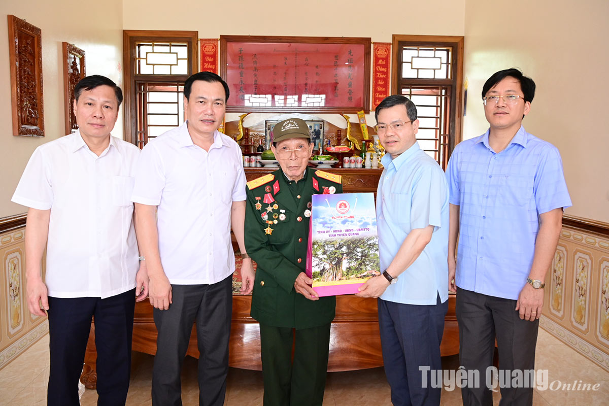 Chủ tịch UBND tỉnh Nguyễn Văn Sơn thăm, tặng quà chiến sỹ Điện Biên xã Hòa Phú
