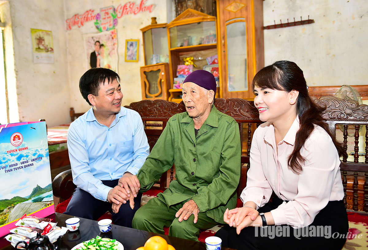 Đồng chí Nguyễn Hưng Vượng thăm, tặng quà chiến sỹ Điện Biên, thanh niên xung phong tại huyện Sơn Dương