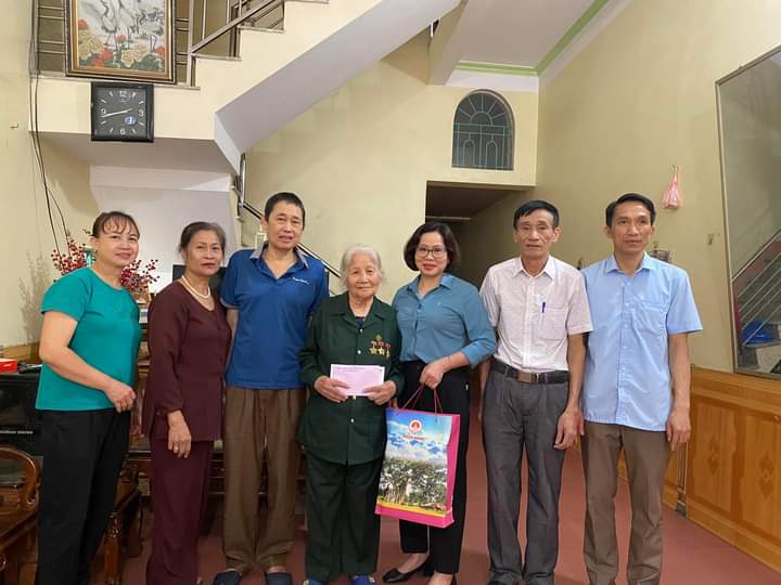 Phó Chủ tịch Uỷ ban MTTQ tỉnh Tuyên Quang Tăng Thị Dương thăm hỏi, tặng quà các cựu thanh niên xung phong, dân công hoả tuyến và thắp hương tri ân liệt sỹ tham gia chiến dịch Điện Biên Phủ