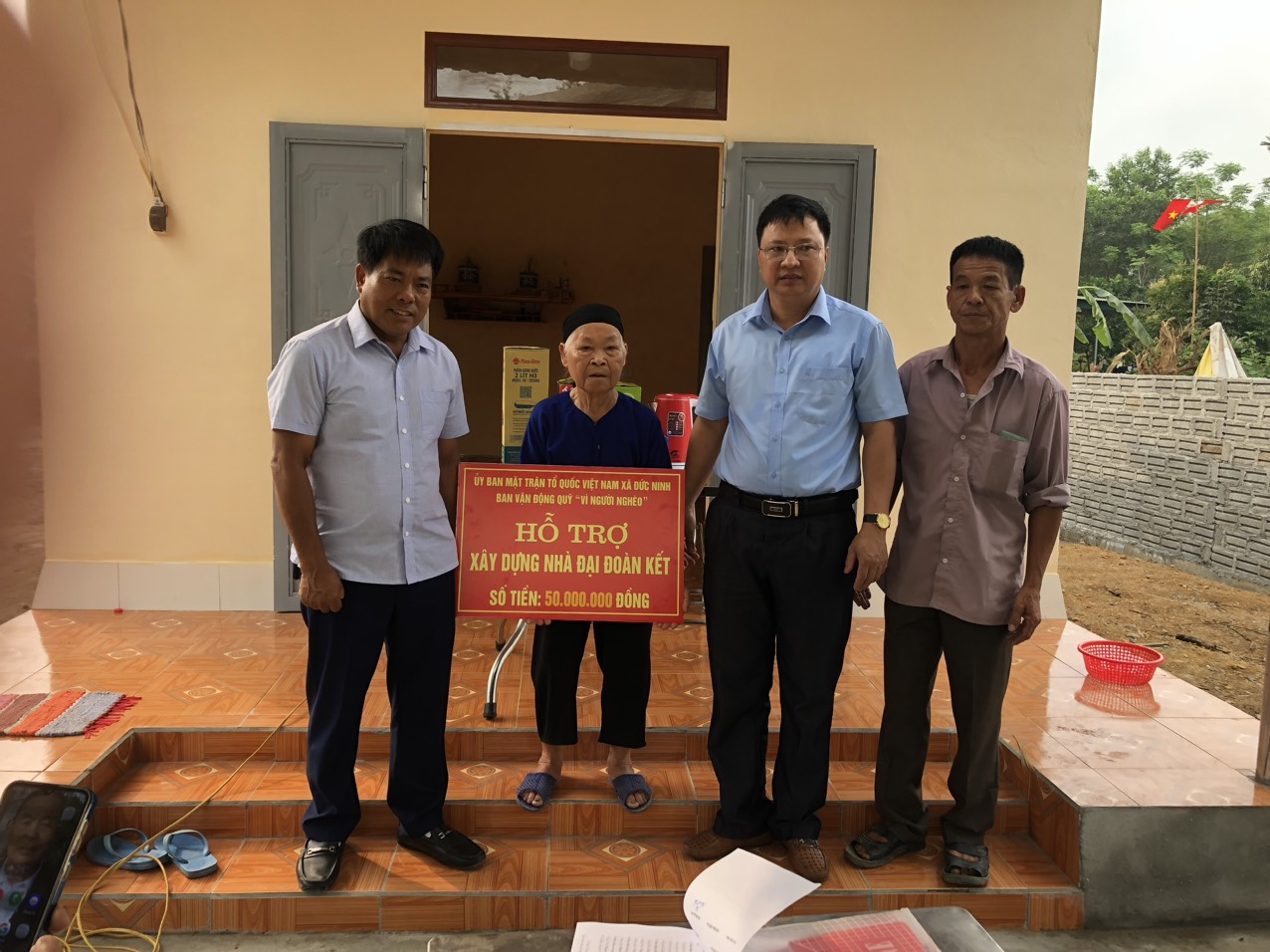 Hàm Yên: MTTQ xã Đức Ninh phối hợp trao tiền hỗ trợ hộ nghèo làm mới nhà ở cho hộ nghèo