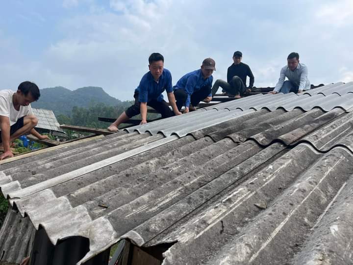 Na Hang: Uỷ ban MTTQ xã Sinh Long phối hợp giúp đỡ nhân dân thôn Khuổi Phìn sửa chữa, khắc phục hậu quả sau mưa bão