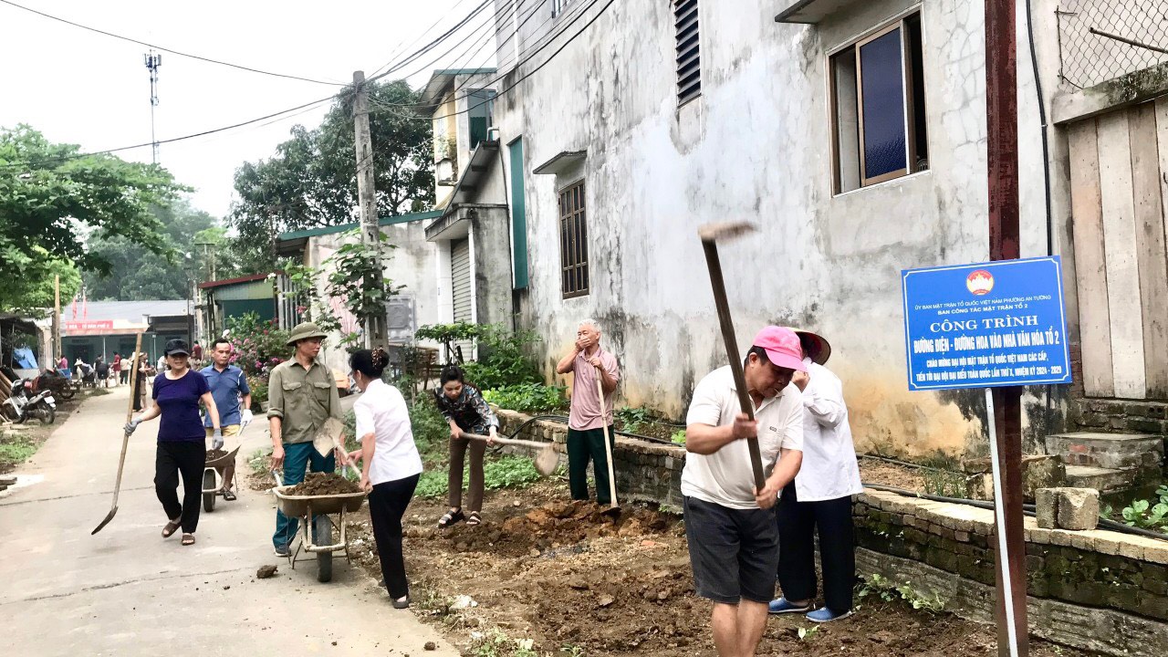 Uỷ ban MTTQ phường An Tường, thành phố Tuyên Quang phối hợp làm đường điện, đường hoa vào nhà văn hóa tổ dân phố 2