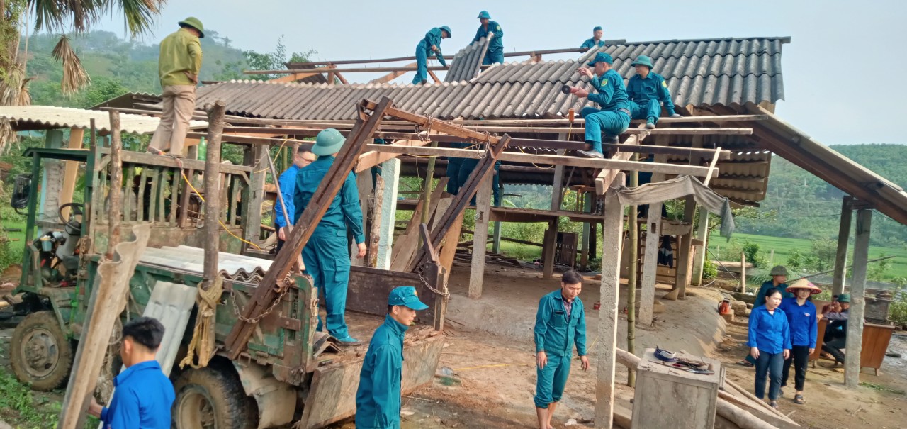 Hàm Yên: MTTQ xã Minh Dân phối hợp giúp đỡ các hộ gia đình tháo dỡ, di chuyển nhà ở bàn giao mặt bằng cho Dự án đường cao tốc Tuyên Quang - Hà Giang