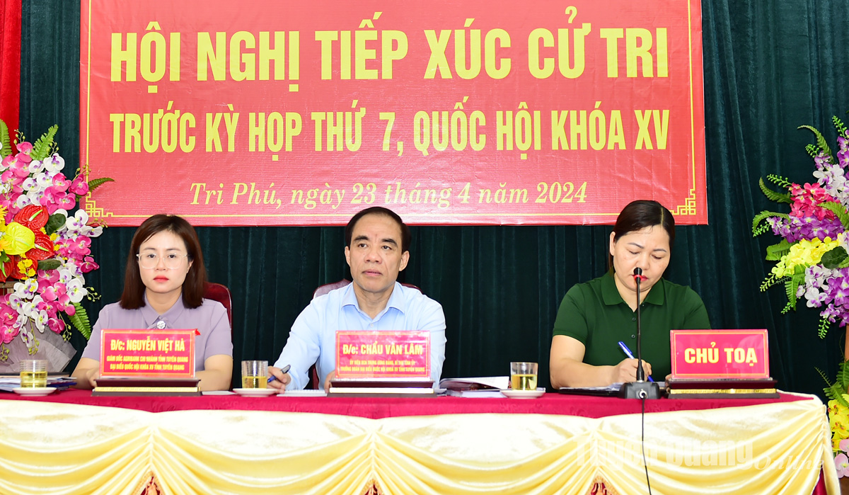 Đồng chí Bí thư Tỉnh ủy, Trưởng Đoàn ĐBQH tỉnh Chẩu Văn Lâm tiếp xúc cử tri tại huyện Chiêm Hóa