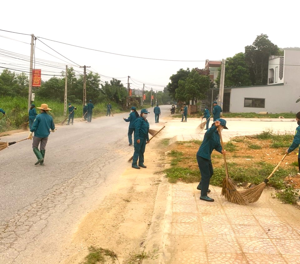 Ủy ban MTTQ và các tổ chức chính trị - xã hội xã Thái Long, thành phố Tuyên Quang tham gia vệ sinh môi trường