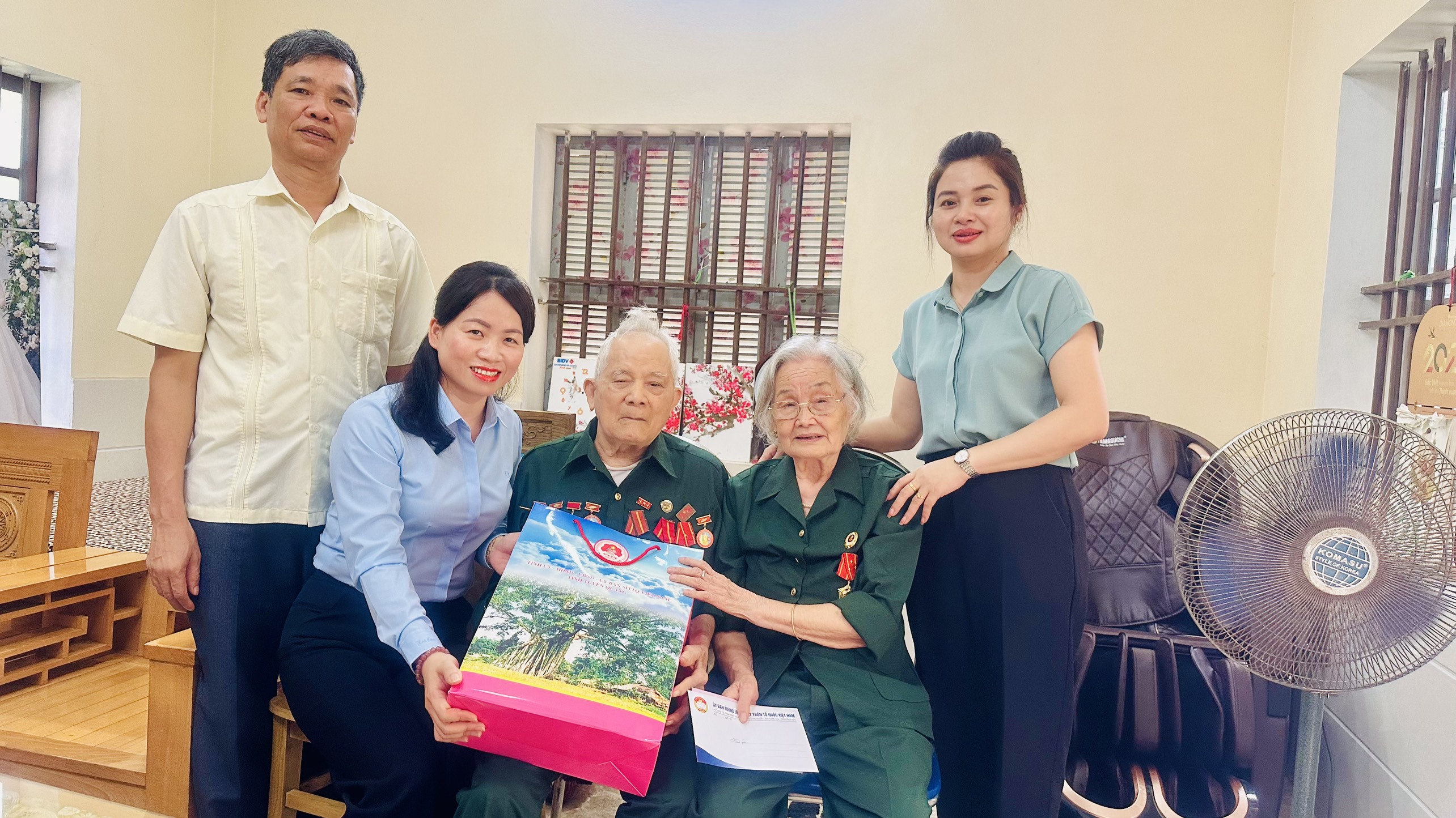 Phó Chủ tịch Ủy ban MTTQ tỉnh Tuyên Quang Trần Thị Hoàn thăm, tặng quà chiến sỹ Điện Biên, cựu dân công hỏa tuyến, thân nhân liệt sỹ trên địa bàn huyện Sơn Dương và thành phố Tuyên Quang