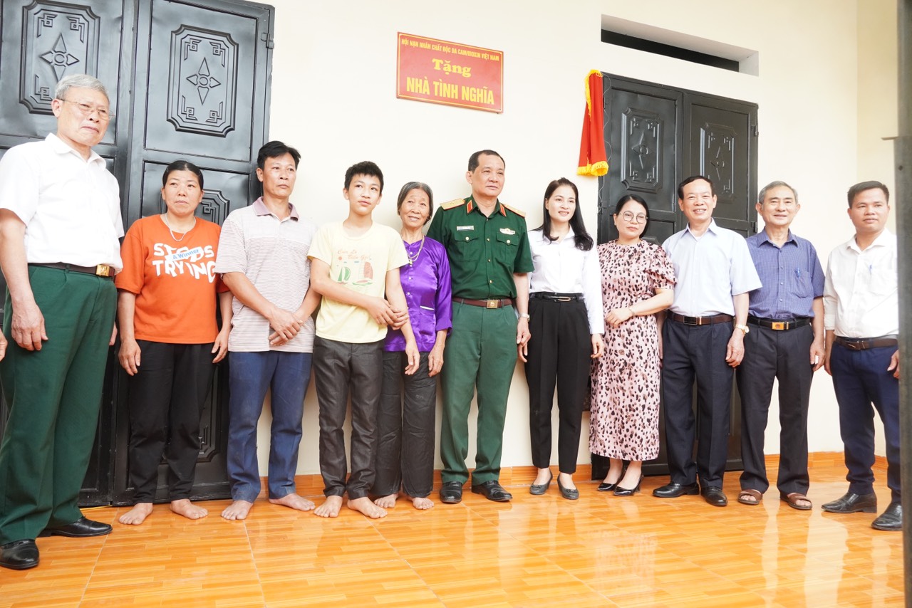 Ủy ban MTTQ xã Vân Sơn (Sơn Dương) phối hợp tổ chức trao nhà tình nghĩa cho hộ nghèo nạn nhân chất độc da cam/dioxin