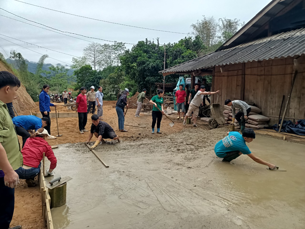 MTTQ xã Đà Vị (Na Hang) phối hợp vận động hỗ trợ hộ nghèo đổ bê tông nền nhà